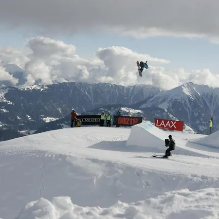 Boardercamp Laax - Swiss Mountain Auberge de jeunesse *